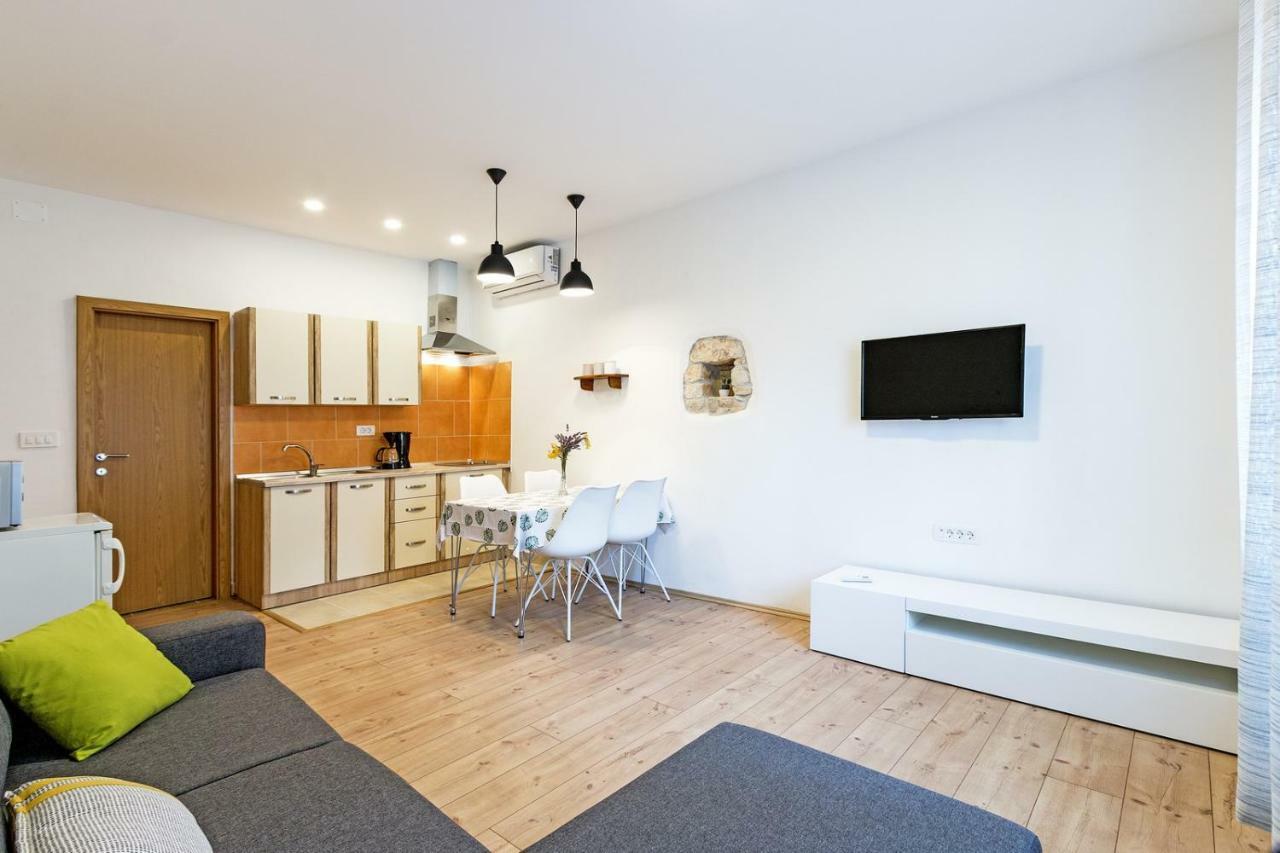 Cozy Apartment 10 Min From The Beach Pula Exteriör bild